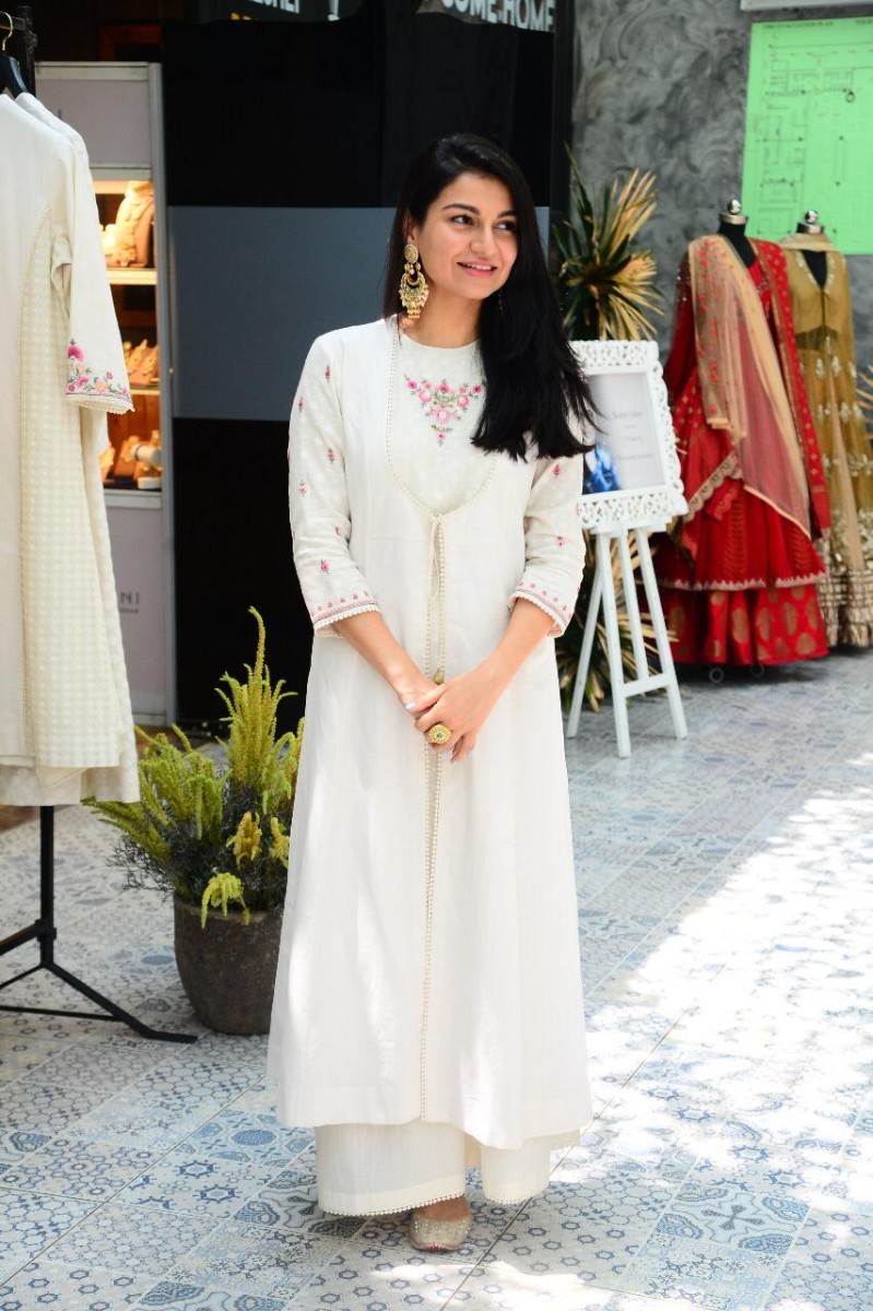 Famous_Celebrity_Stylist_-_Sanam_Ratansi_at_the_Preview_of_Anju_Modi_X_Tyaani_by_Karan_Johar