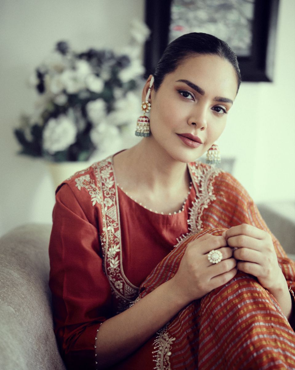 Esha_Gupta_X_Pink_City_by_Sarika_X_Fine_Silver_Jewel